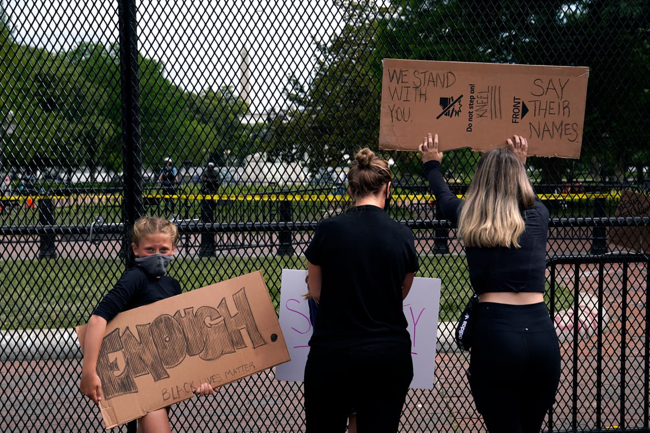 La cerca habilitada alrededor de la Casa Blanca esta semana se mantendrá hasta el 10 de junio, según dijo un portavoz del Servicio Secreto de Estados Unidos a CNN.
<br>