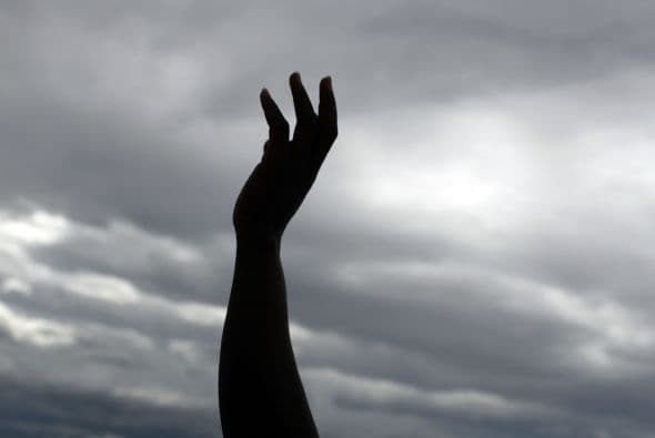 El huracán Tomas, que azotaba este viernes el oeste de Haití, provocó la muerte de tres personas y dejó inundadas varias ciudades, como Léogane, próxima a la capital, informó un organismo de socorro haitiano.