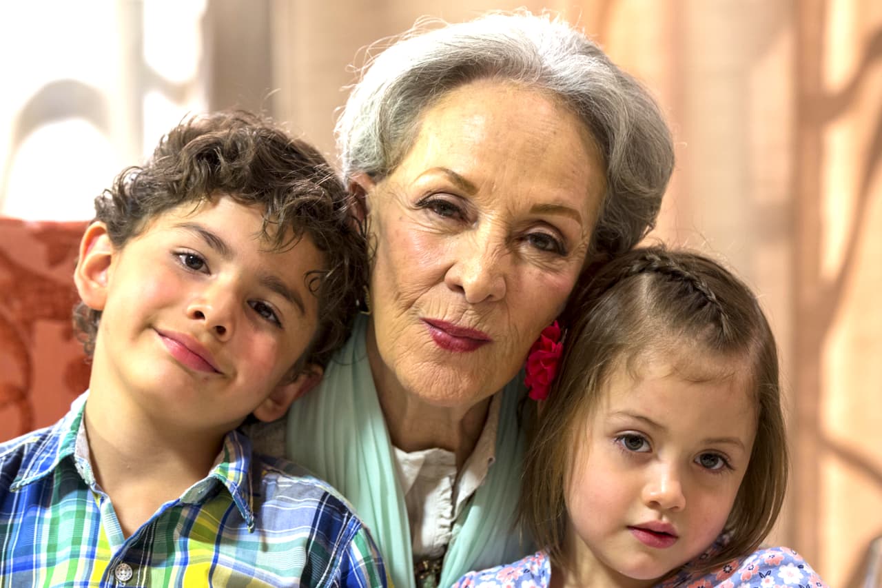 Isela Vega se convirtió en la bisabuela más guapa.