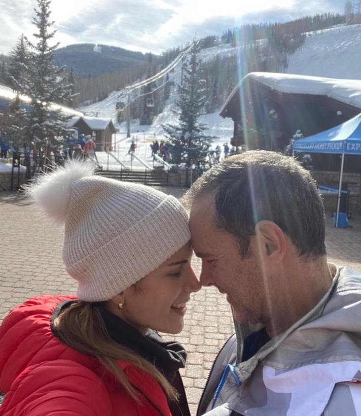 Alan Tacher se encuentra en sus vacaciones de invierno. A través de las redes sociales lo hemos visto disfrutar el romance y la unión familiar en las montañas nevadas.