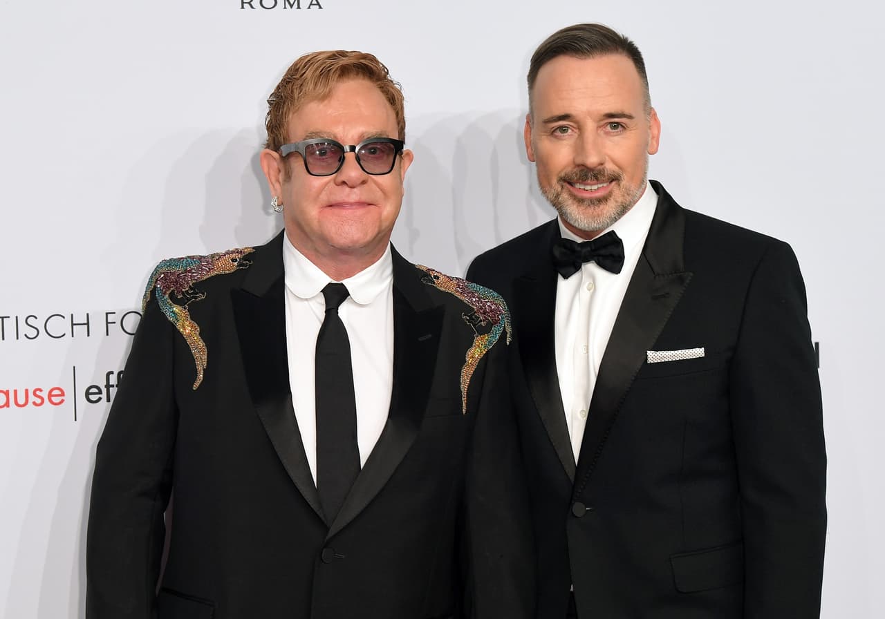 Elton John y su pareja, David Furnish, decidieron convertirse en padres de dos pequeños varones.
