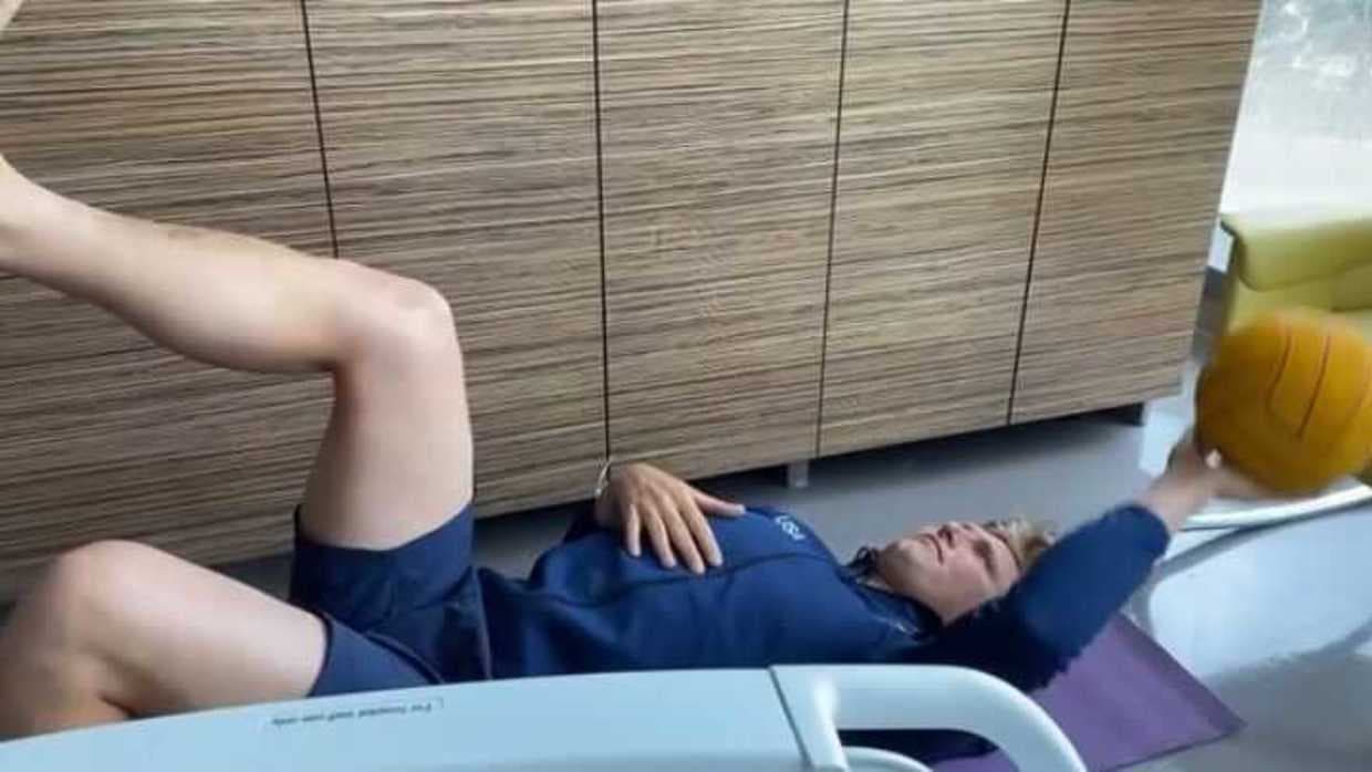 Capitán de Waterpolo de EEUU entrena en cuarto del hospital donde tuvo a su bebé