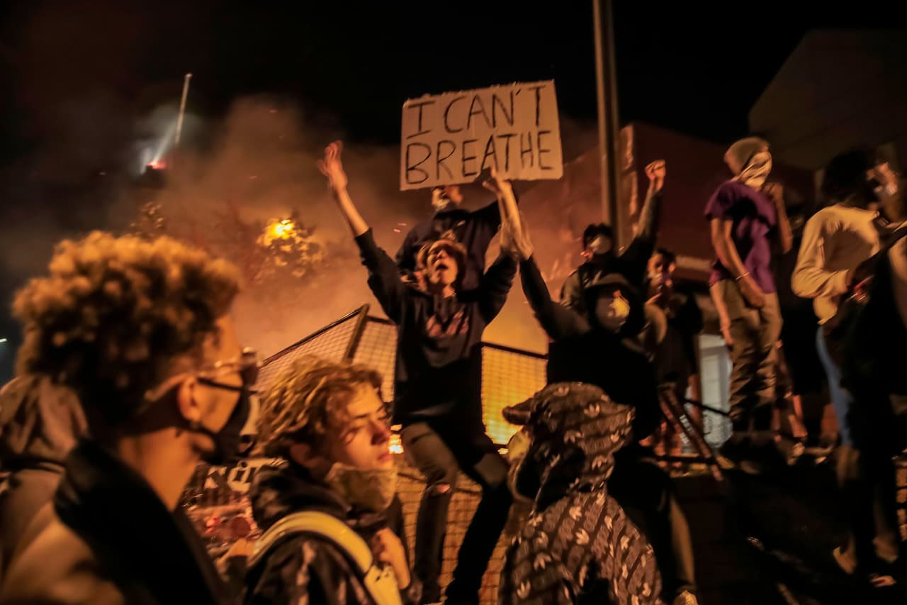 El gobernador de Minnesota, 
<a href="https://www.univision.com/noticias/criminalidad/anuncian-investigacion-sin-arrestos-y-la-movilizacion-de-la-guardia-nacional-tras-la-muerte-de-george-floyd">Tim Walz, activó la Guardia Nacional </a>diciendo que apoyaba manifestaciones pacíficas, pero que el nivel de destrucción justificaba medidas adicionales para mantener la paz.