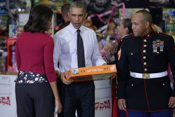 Aquí se muestra como el presidente hace entrega de los juguetes a un marin.