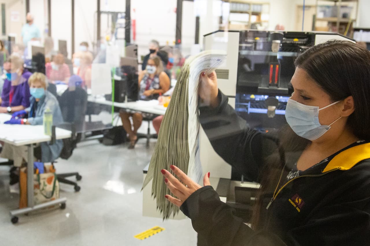 La firma de ciberseguridad de la que se desconoce su experiencia para realizar una revisión sin precedentes de las boletas en el condado más grande de Arizona debía presentar sus hallazgos a los legisladores republicanos este lunes.