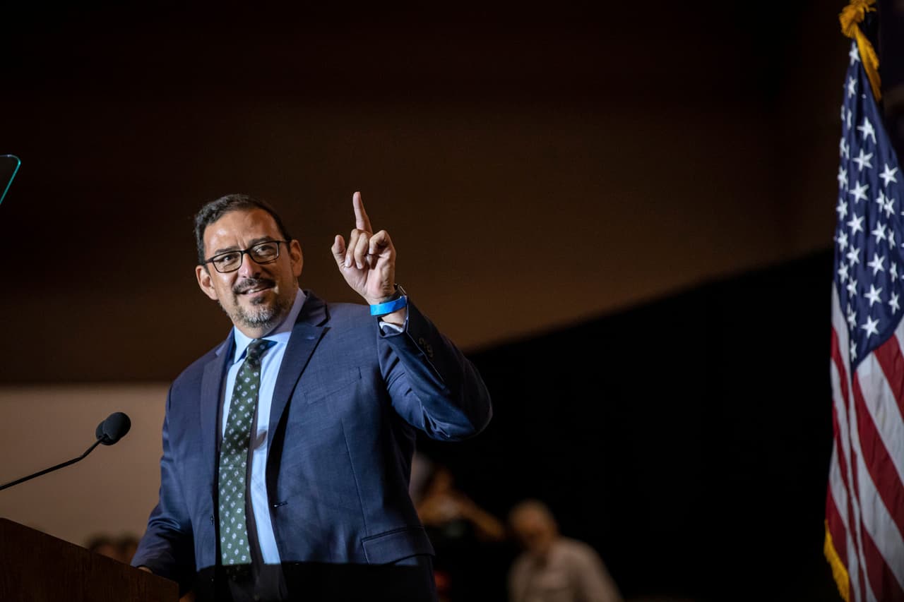 El demócrata Adrián Fontes gana la elección para secretario de Estado de Arizona