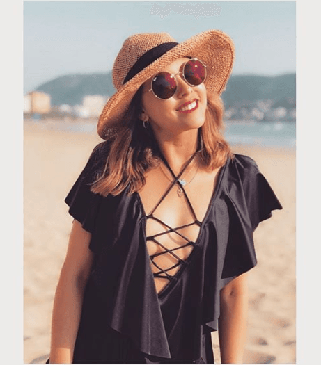 Al igual que Paulina, puedes desbordar sensualidad con bikinis acompañados de delgadas tiras.