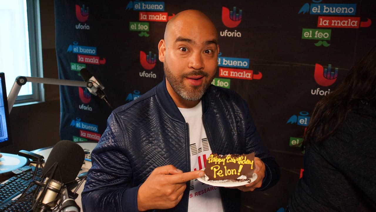 El locutor queria tomarse muchas fotos para recordar siempre este lindo momento.