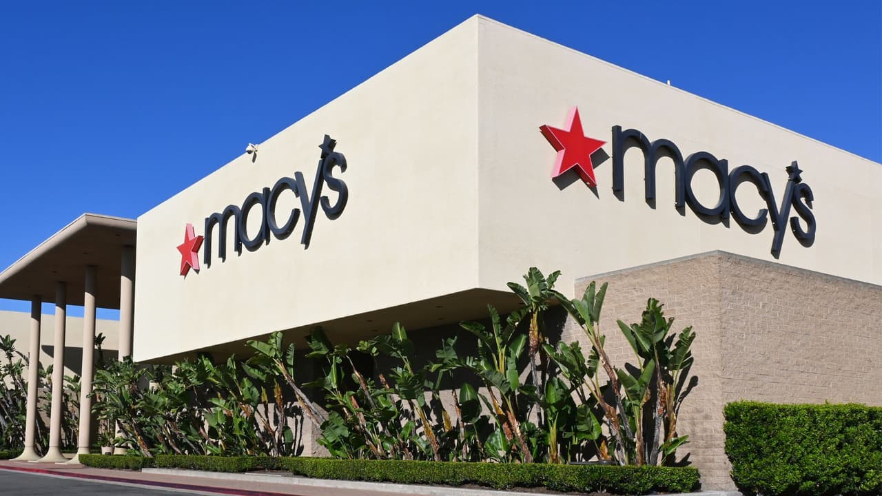 <h3 class="cms-H3-H3">Macy’s cerrará 66 tiendas en Estados Unidos</h3>
<br>
<b>Macy's también cerrará seis de sus tiendas en Texas.</b> La caída en las ventas en sus tiendas físicas, junto con el aumento de las compras en línea, ha llevado a la cadena a tomar esta decisión.
<br>
<b>Ubicaciones afectadas:</b> 
<a href="https://www.univision.com/local/dallas-kuvn/cierres-de-tiendas-de-macys-en-texas-te-explicamos-la-razon-afectadas-y-ubicaciones-fotos" target="_blank">Las tiendas más afectadas serán las de ciudades medianas y grandes, como Houston, Plano y Fort Worth.</a>
<br>
<b>Impacto:</b> Los clientes perderán una opción importante para comprar ropa, accesorios y artículos para el hogar.