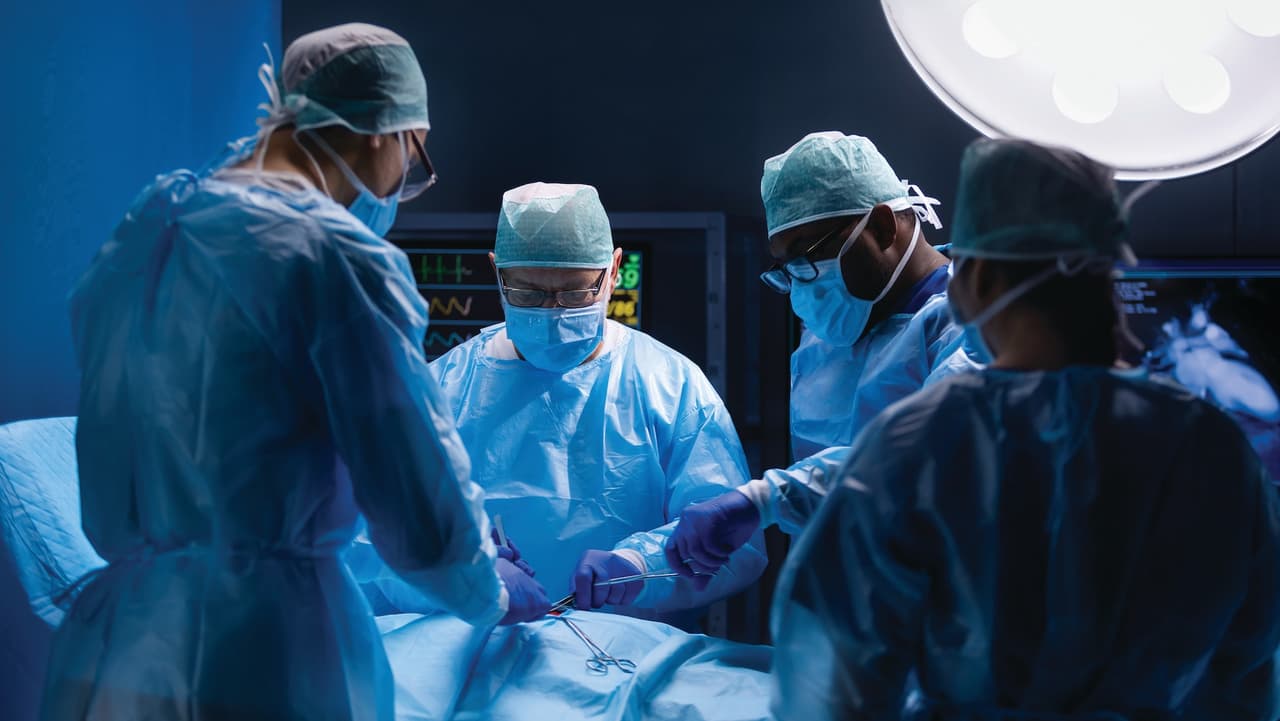 Cirujanos en Los Ángeles realizan con éxito el primer trasplante de vejiga humana en paciente hispano
