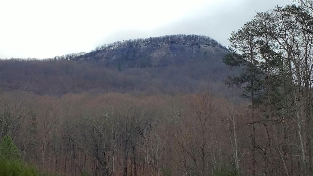 Uno de los destinos imperdibles es 
<b>Mount Yonah</b>. Ubicado a unas 82 millas en auto al norte de Atlanta, esta es una de las montañas más desafiantes que encontrarás en Georgia.