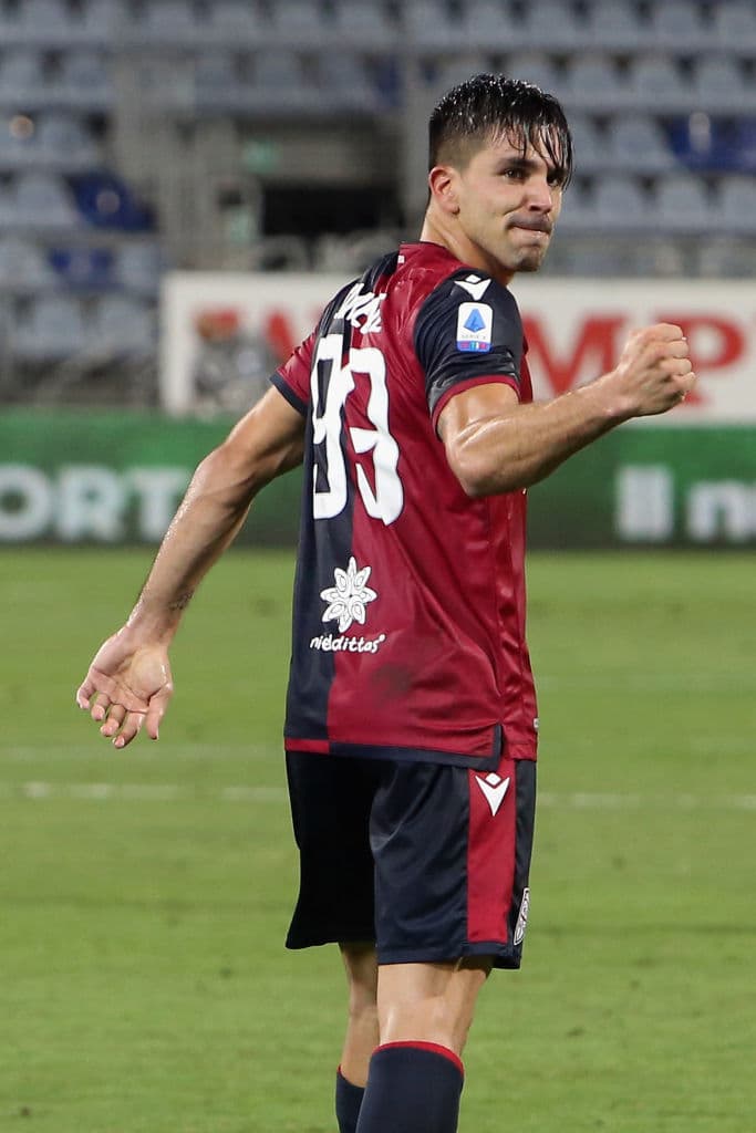 Al 47’ Giovanni Simeone recibió un balón que brincó el medio campo para definir desde fuera del área y así marcar el segundo para los locales.