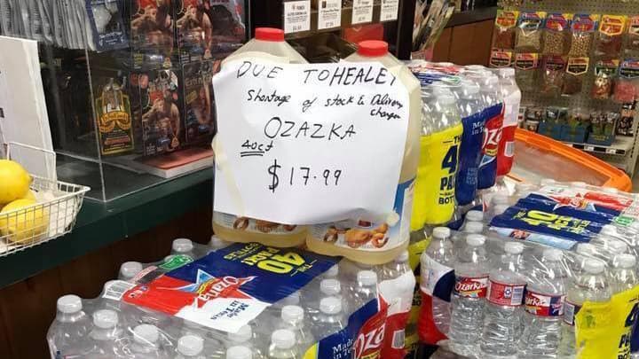 Manipulación de precios de agua en tiendas de Houston.