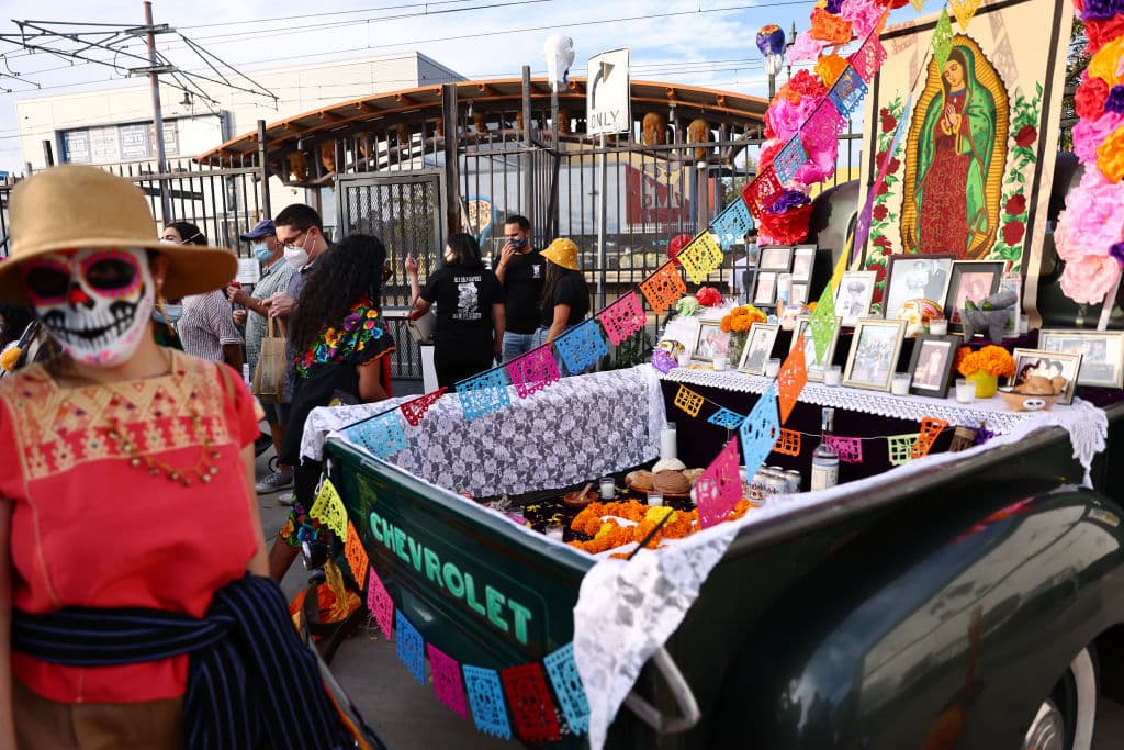 Descubre el significado y la tradición del altar en el Día de Muertos