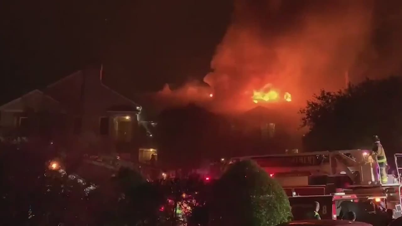 Fuego en complejo de apartamentos deja 27 personas sin hogar 