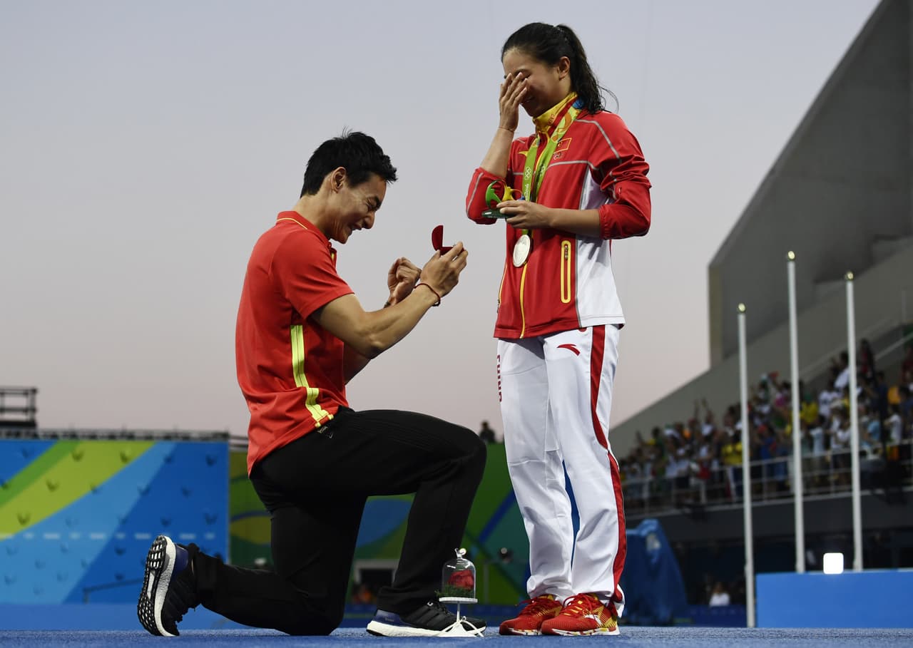 La medallista de plata en 3 metros femeninos de clavados, la china He Zi, no solo obtuvo la valiosa presea en Río-2016. Durante el evento, su novio Qin Kai decidió proponerle matrimonio frente a la mirada mundial. Momento emotivo.