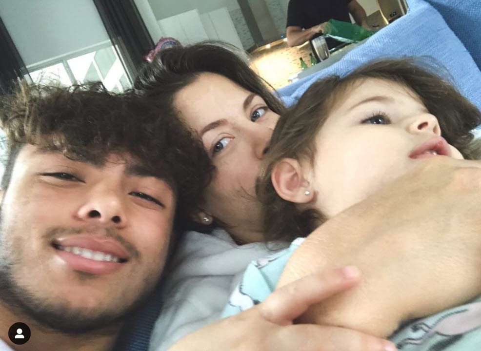 Reconoció que su hijo es una persona muy independiente, cualidad que lo ayudará a lograr sus objetivos: "Él no quiere ni siquiera que le pague el celular […] 
<b>Lo que más desea él es independizarse</b>, quiere ser un alma libre, que nadie le diga qué tiene que hacer", explicó.
<br>