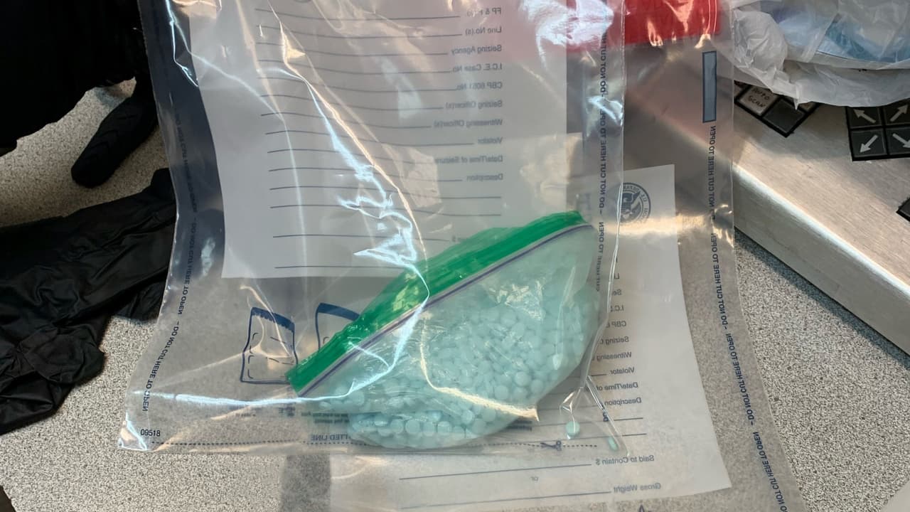 Intentaba contrabandear aproximadamente $9,000 en presuntas pastillas de fentanilo y Xanax debajo de su ropa. El caso fue entregado al Departamento de Investigaciones de Seguridad Nacional.