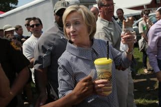 Hillary se defiende de críticas sobre emails