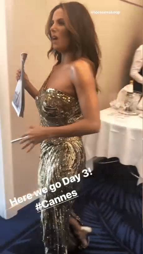 Hasta el momento la actriz no ha dado detalles sobre su estado de salud. Sin embargo, en uno de los videos que compartió en Instagram el tercer día en el festival, Eva mostró el vestido dorado que usaba.