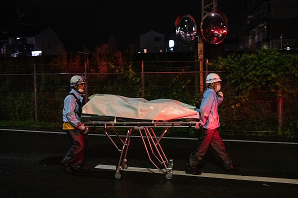 La policía informó que el sospechoso es un hombre de 41 años de edad, quien, según testigos, entro al lugar y gritó "¡Mueran!". 
<b>Las autoridades detallaron que el sujeto utilizó un líquido inflamable, posiblemente gasolina</b>, para incendiar el lugar. La imagen muestra al equipo de emergencia retirar los cuerpos de las víctimas.
<br>