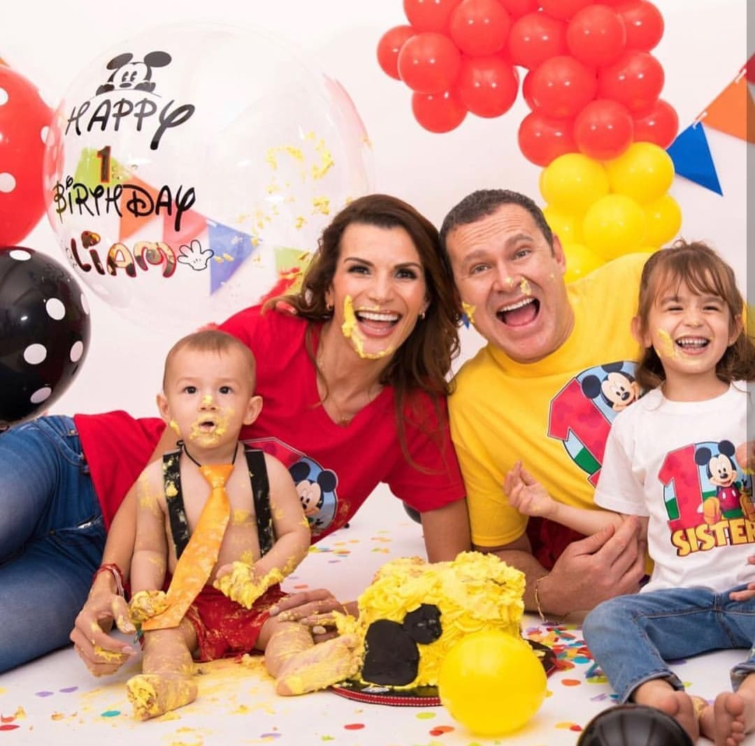 El conductor mexicano también participó en la peculiar celebración. En cada imagen vemos una familia plena y feliz.
