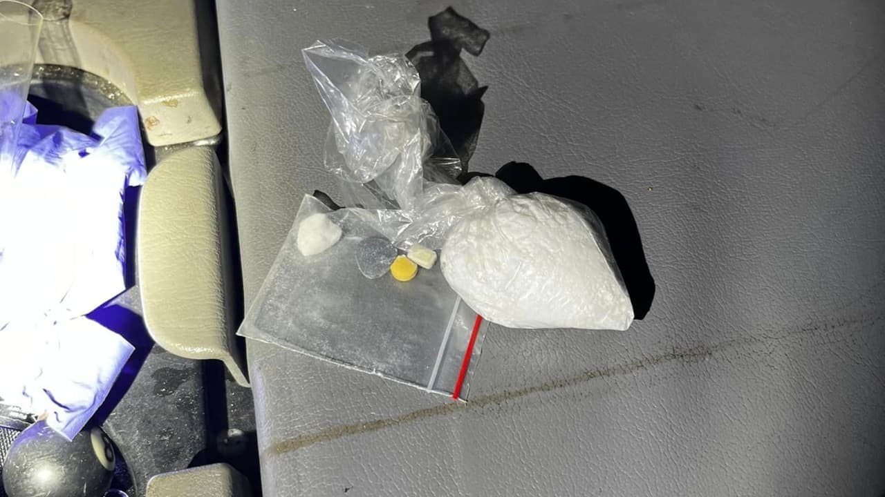 El vehículo del sospechoso fue registrado, resultando en el descubrimiento de drogas, un arma cargada y propiedades robadas. La camioneta utilizada en la huida ha sido confiscada y está bajo investigación por tener una matrícula incorrecta y por posible apropiación indebida.