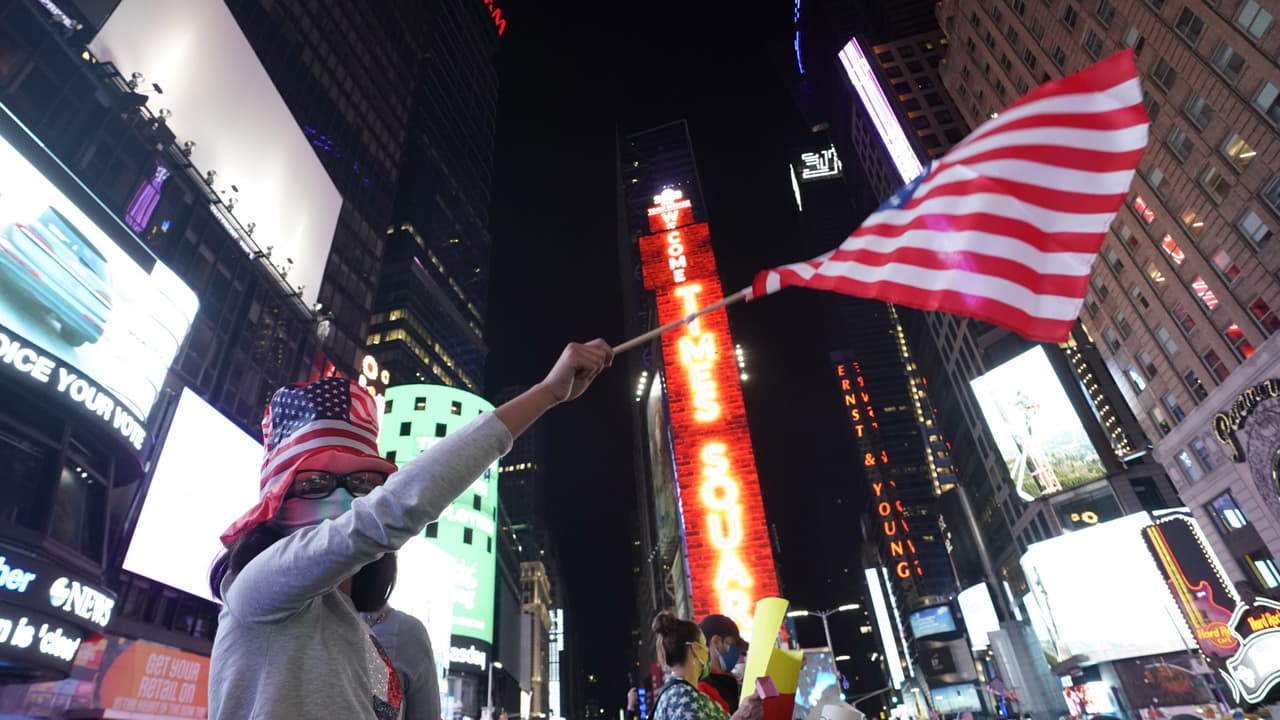 Los seguidores del demócrata siguieron muy atentos su primer discurso como presidente electo y se mostraron satisfechos con los resultados de las elecciones presidenciales.
