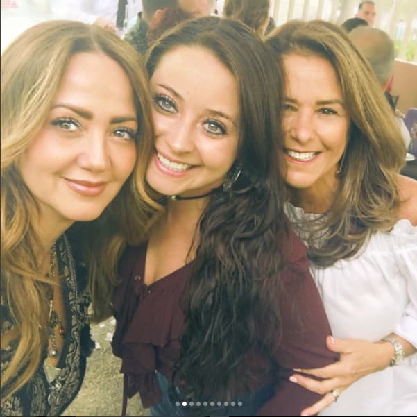 "Aquí les comparto unas fotos con mi amada familia y aunque nos faltaron varios y los echamos muchísimo de menos, los que estuvimos juntos nos apapachamos el alma...", añadió la presentadora de HOY en su mensaje.