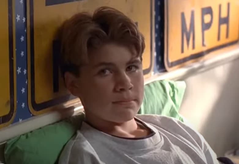 <b>Chez Starbuck, Cody Griffin</b>
<br>El protagonista de ‘Triton por accidente’ era Chez Starbuck, quien interpretaba a Cody Griffin, un joven que al cumplir 13 años empieza a tener cambios poco usuales en su cuerpo, como tener escamas o poder hablar con los animales marinos. Pronto descubre que esto se debe a que es hijo de una sirena, y por lo tanto, él es un triton.
<br>