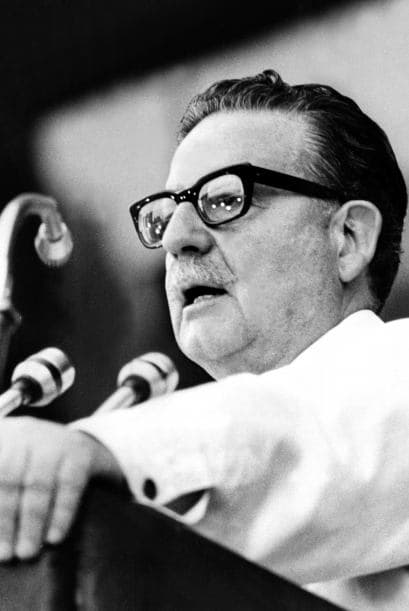 Salvador Allende: Durante años se dijo que Allende había sido asesinado, considerando la posibilidad del suicidio como una postura que debilitaría su figura. El 23 de mayo de 2011se realizó una exhumación de sus restos para investigar la manera en que había muerto. Fue así como se confirmó que Allende sí se suicidó.