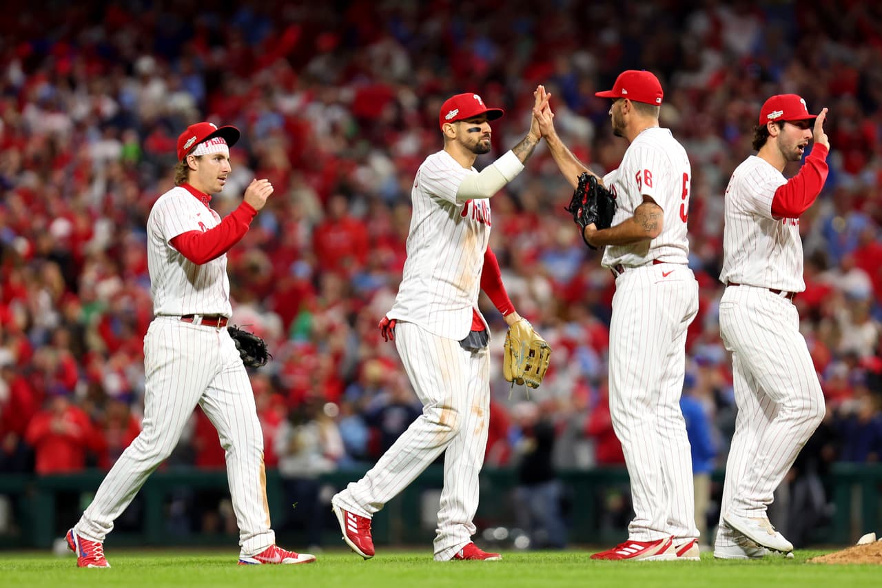 En síntesis:
<b>Rhys Hoskins</b> conectó dos jonrones,
<b>Kyle Schwarber</b> conectó un jonrón solitario entre los arbustos y
<b>Bryce Harper</b> conectó un doble para poner a los Phillies adelante definitivamente en una salvaje victoria por 10-6 sobre los Padres de San Diego el sábado por la noche para una ventaja de 3-1 en la Liga Nacional Serie de Campeonato.
