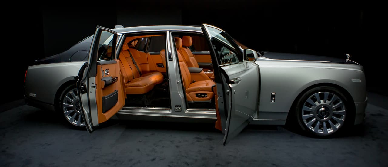 El nuevo Phantom VIII Rolls-Royce mantiene la apertura de las puertas trasera tipo 'suicida' con bisagras posteriores que utilizaba su antecesor.