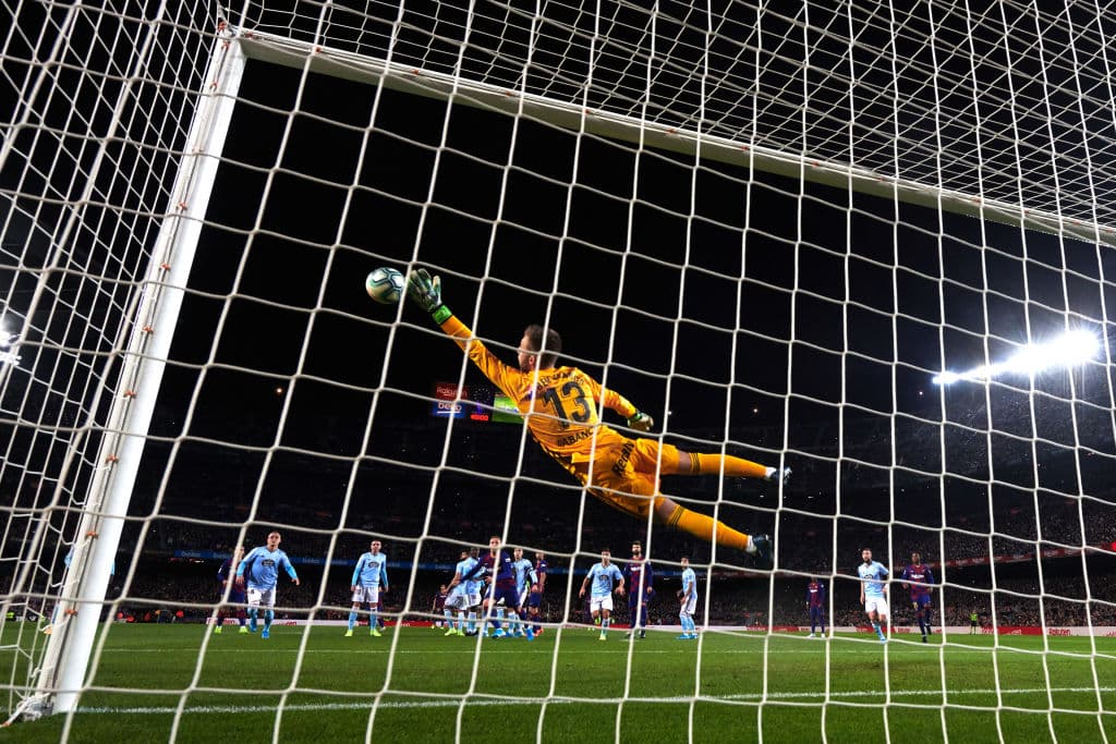 Con triplete de Lionel Messi y gol de sergio Busquets, el Barcelona gana y vuelve a tomar la cima del torneo.