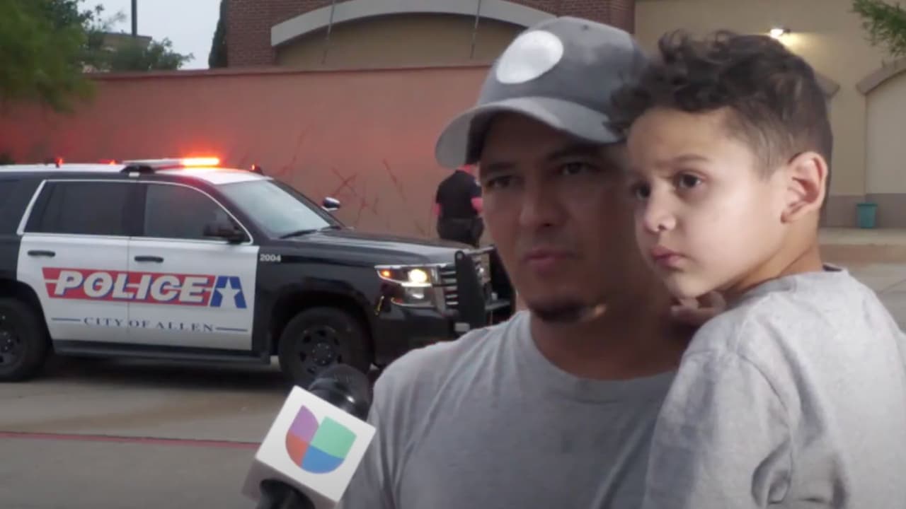 Uno de 
<a href="https://www.univision.com/local/dallas-kuvn/fue-un-momento-terrorifico-dicen-testigos-de-tiroteo-masivo-en-centro-comercial-de-texas-video" target="_blank">los testigos</a> fue 
<b>Elder Flores y sus hijos pequeños </b>quienes dicen que 
<b>corrieron hasta no poder más</b>. Flores cuenta que se escuchaban disparos de todos lados y que las detonaciones eran bastante fuertes.
