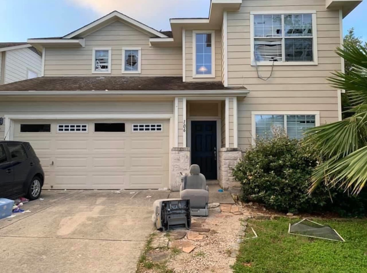 Identifican a los 6 miembros de una familia hallada muerta dentro de una camioneta en una casa de San Antonio
