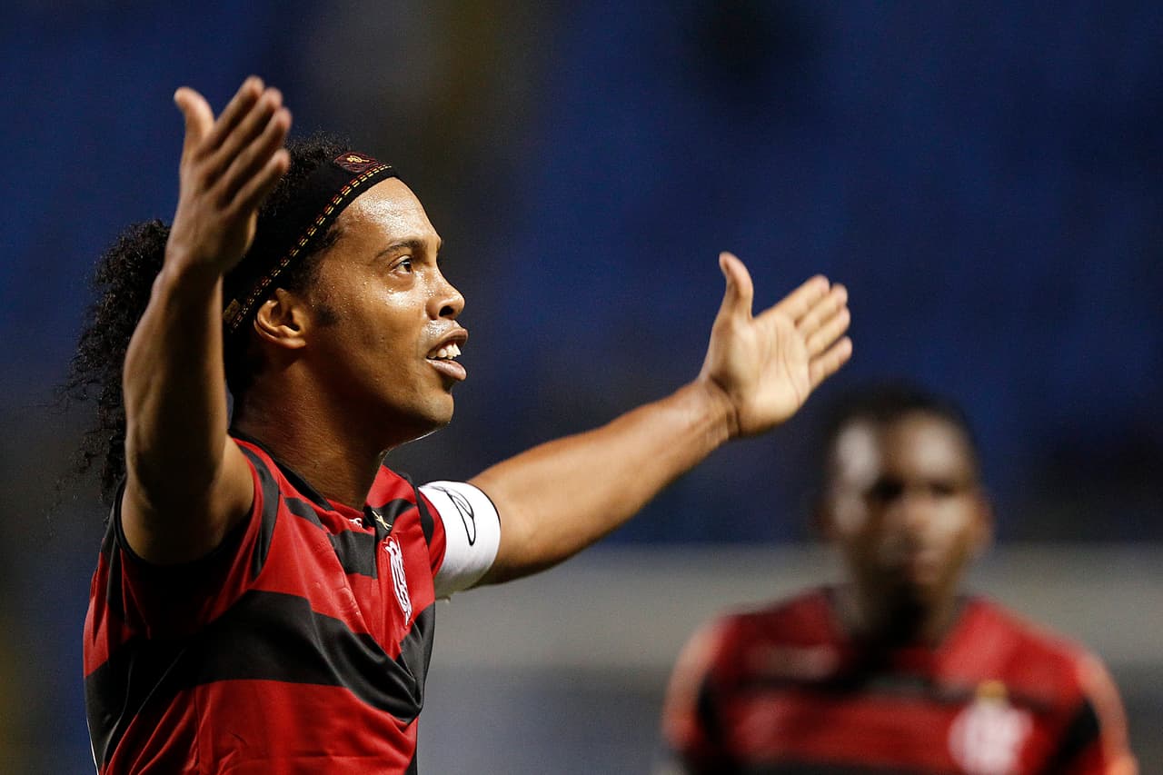 Ronaldinho más cerca de jugar en el Chapecoense