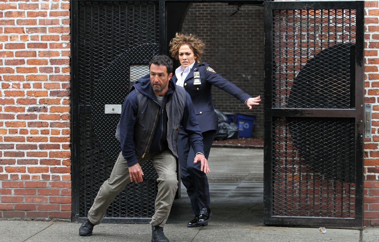 Jennifer López se quita de encima a una fanática que se abalanza sobre ella ante sus guardaespaldas 