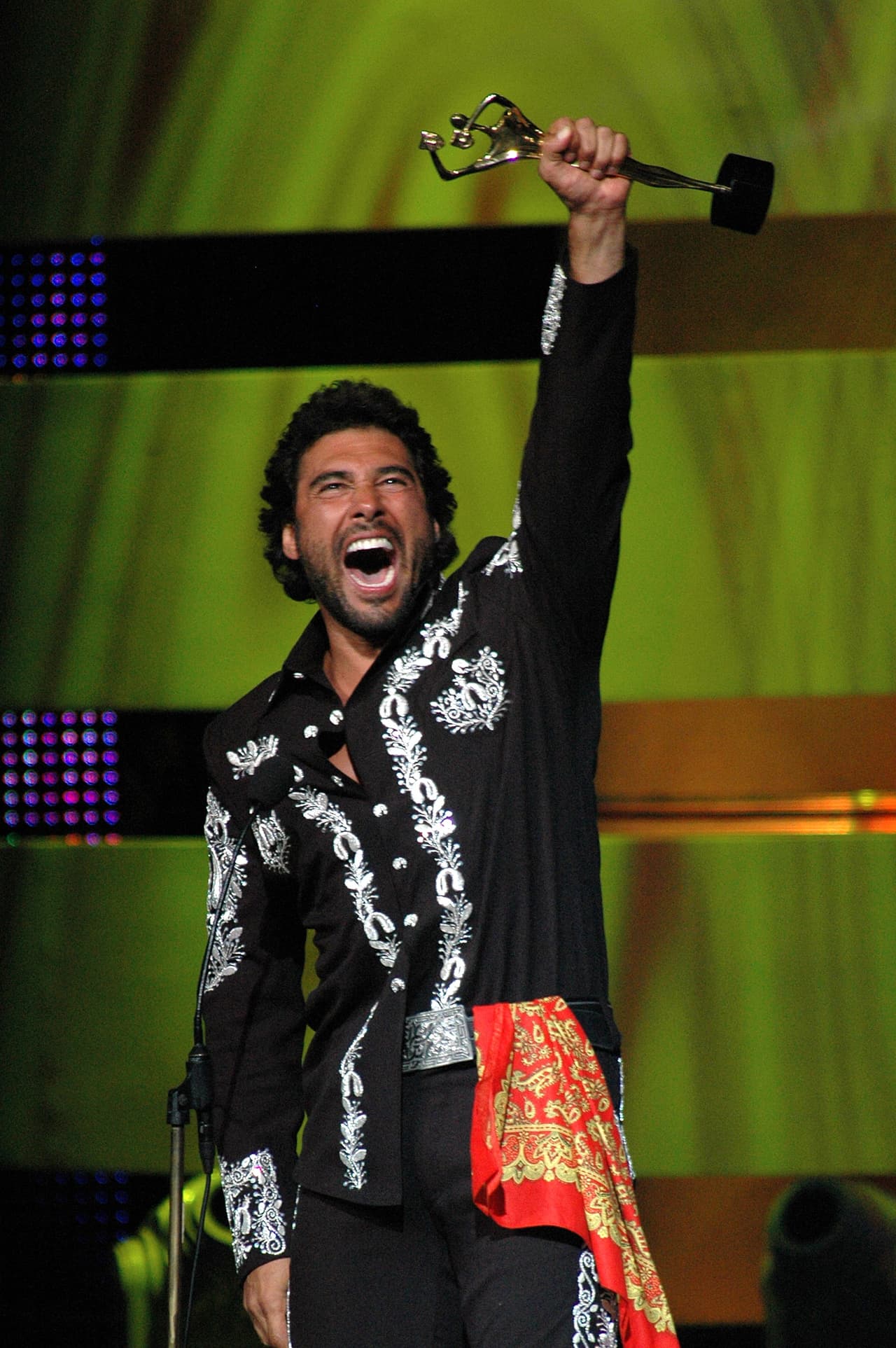 El 2008 fue el año de 
<b><a href="http://www.univision.com/temas/eduardo-yanez">Eduardo Yáñez</a></b>, pues su esfuerzo en 'Destilando amor' se vio reflejado al ganar el '
<b><a href="http://www.univision.com/novelas/premios-tv-y-novelas">Premio TVyNovelas'</a></b>.