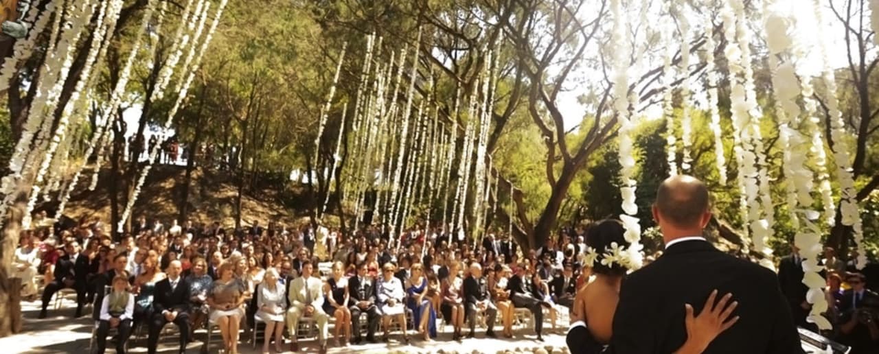El jardín botánico de Africam Safari en Puebla, México es el lugar donde la pareja contraerá matrimonio. El lugar tiene un cupo máximo para 150 personas. "Queremos algo muy sencillo e íntimo, sólo con familiares y amigos cercanos", declaró el conductor en el mes de marzo, durante su paso por la alfombra roja de Los premios Tv y Novelas del 2017.