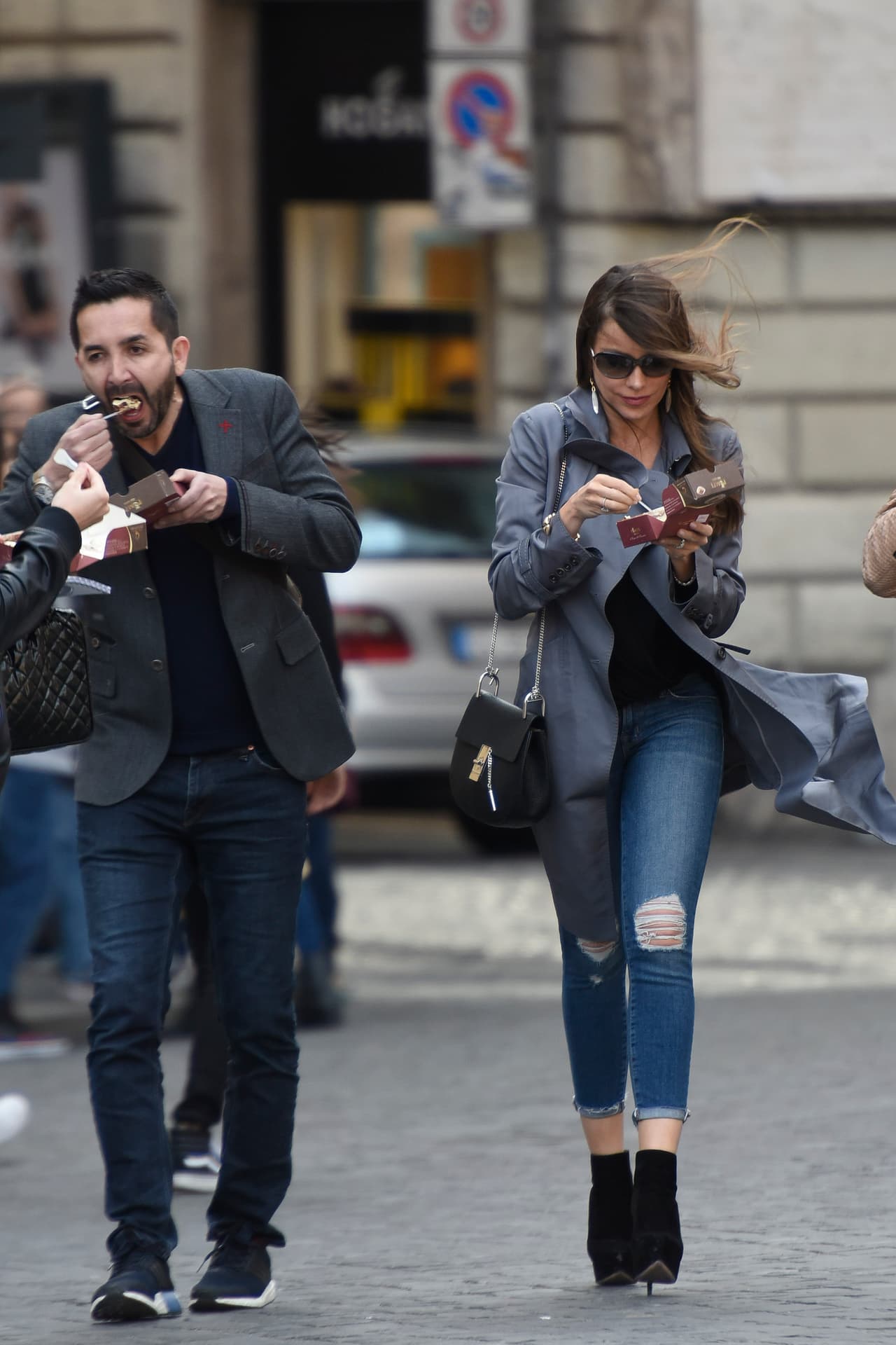 Aquí, en las calles de Roma, Serrano tiene serios problemas para comer un tiramisú mientras camina por las calles de Roma.