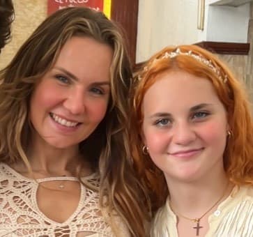 La protagonista de
<b><a href="https://www.vix.com/es-es/detail/series-2632?utm_medium=internal_referral&utm_source=univision&utm_campaign=breaking_news&utm_content=ed_entertainment&utm_term=slideshow" target="_blank">Mi Pequeña Traviesa (que puedes ver gratis aquí en ViX) </a></b>reveló que su primogénita tendrá fiesta de XV años y no han dejado pasar ningún detalle del evento. El vestido es uno de los elementos principales, por lo que eligieron al famoso
<b>diseñador <a href="https://www.univision.com/entretenimiento/mitzy-tiene-3-anos-para-confeccionar-el-vestido-de-xv-de-la-hija-de-thalia">Mitzy, quien también confeccionará el de la hija de Thalía</a>, </b>para que esté a cargo.