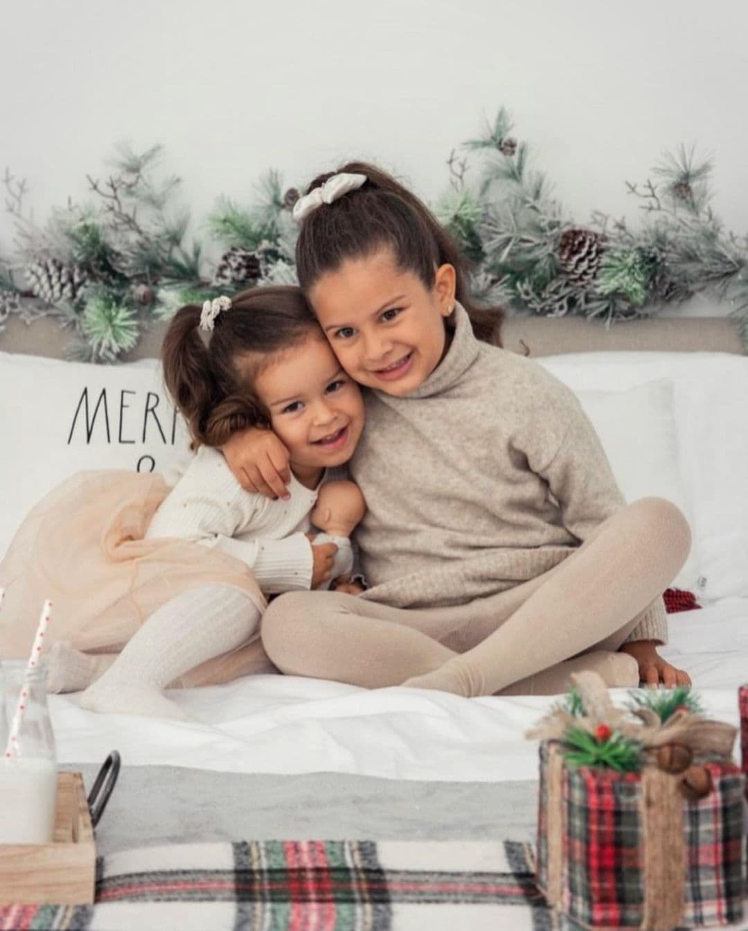 Anabella y Silvana tienen engachado al galán de Despierta América. Lo derriten con tan solo una sonrisa.