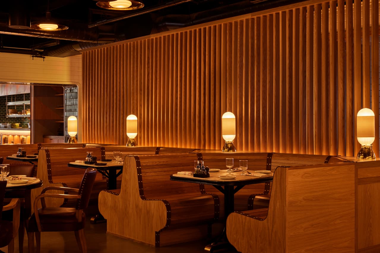 El diseño de Roman and Williams Buildings and Interiors, especialistas en preservar la historia de los edificios y combinarla con detalles modernos, convierte la visita a Tin Building en un viaje por el mundo: pues marca cada restaurante con detalles que lo ubican al país que representa.
<br>