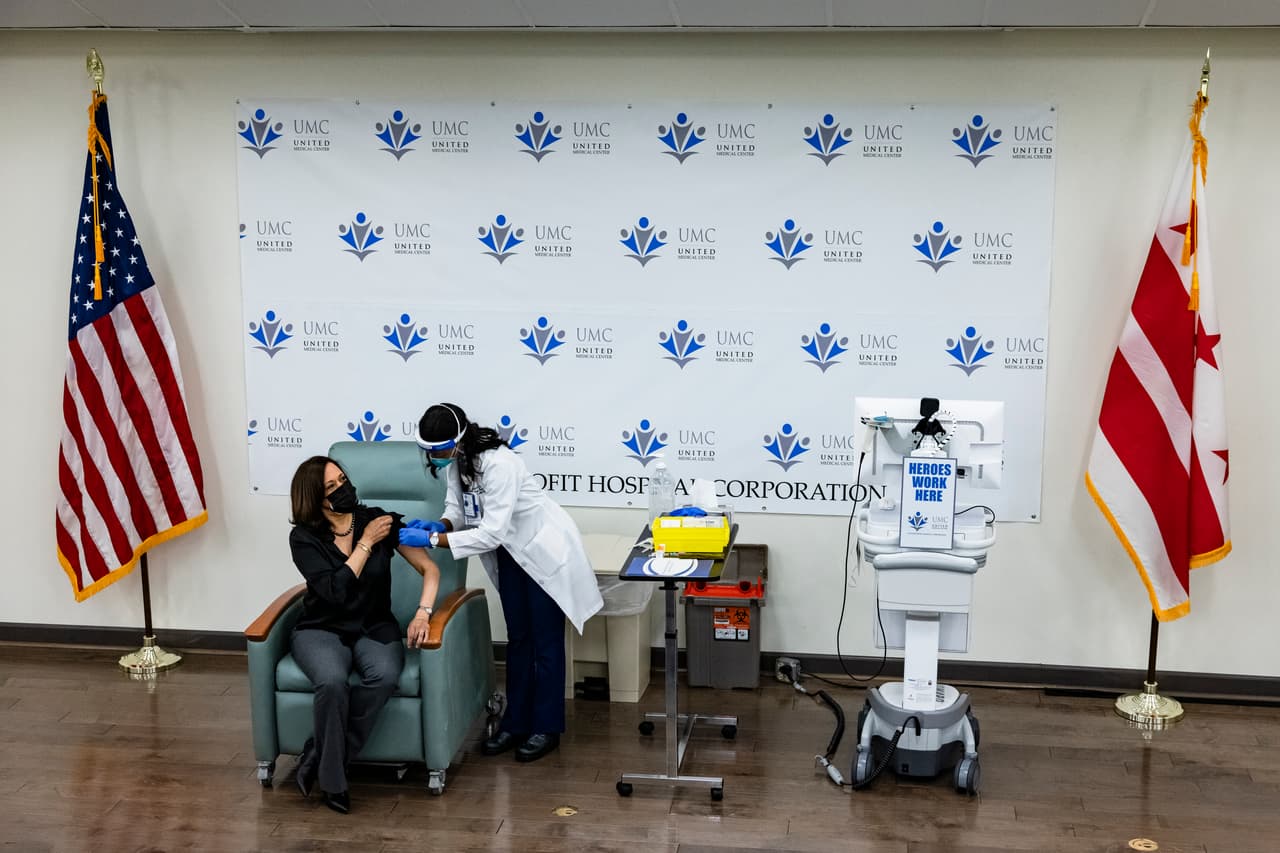 La vacunación de 
<a href="https://www.univision.com/temas/kamala-harris">Kamala Harris </a>o currió una semana después de que el presidente electo
<a href="https://www.univision.com/temas/joe-biden">Joe Biden</a> recibiera su vacuna.
<br>