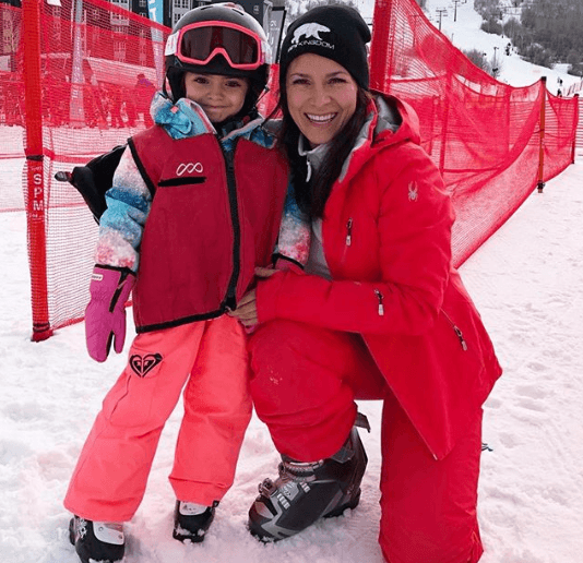 Alessandra no dejó escapar la oportunidad para disfrutar del paseo con su pequeña hija.