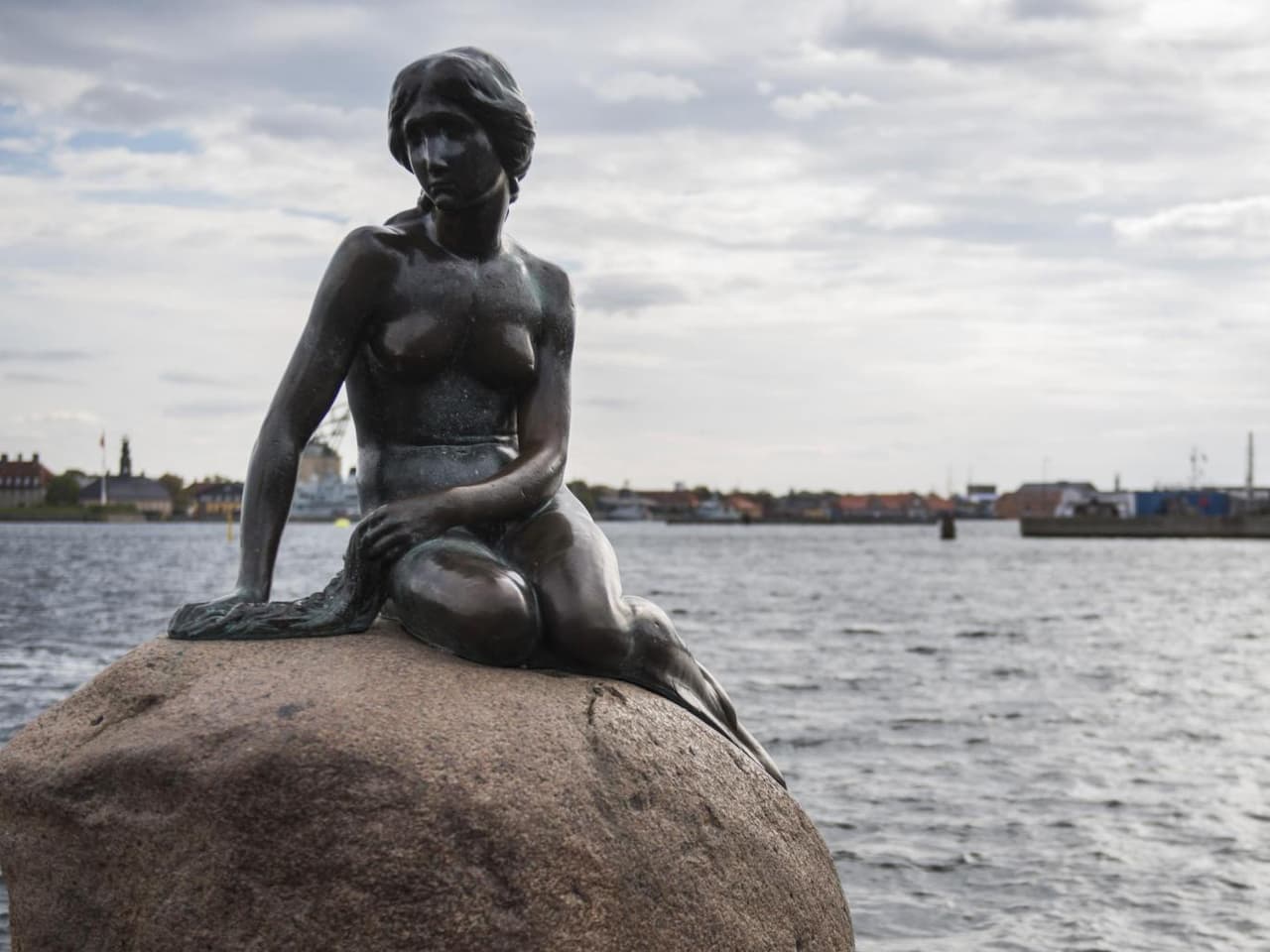 En enero de 2016, la socialdemócrata, Mette Gjerskov, publicó en su Facebook una foto la mundialmente famosa estatua de la Sirenita, una figura de bronce de una mujer desnuda basada en el cuento de hadas del renombrado autor danés Hans Christian Andersen. Sin embargo, fue censurada porque había un desnudo. Tras esta polémica censura (la sirenita es el símbolo de la ciudad de Copenhague) se originó la campaña:
<a href="http://www.abc.es/tecnologia/redes/20140507/abci-facebook-tetas-201405062026.html">Facebook contra la desnudez.</a>
<br>
<br>Luego del revuelo mediático, Facebook notó el error y restableció la publicación.