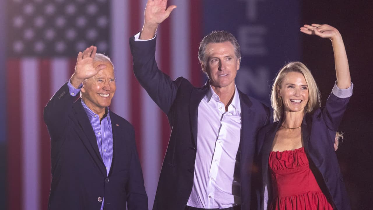 El presidente Biden visita el sur de California para apoyar a Newsom a pocas horas de la elección revocatoria