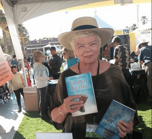 La californiana Marsha Scarbrough, con las dos obras que ha escrito.