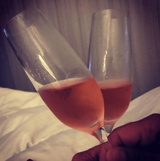 Un año antes festejó con una imagen de dos copas y un romántico mensaje. Karla quiso brindar "por los años vividos y por los que vienen".